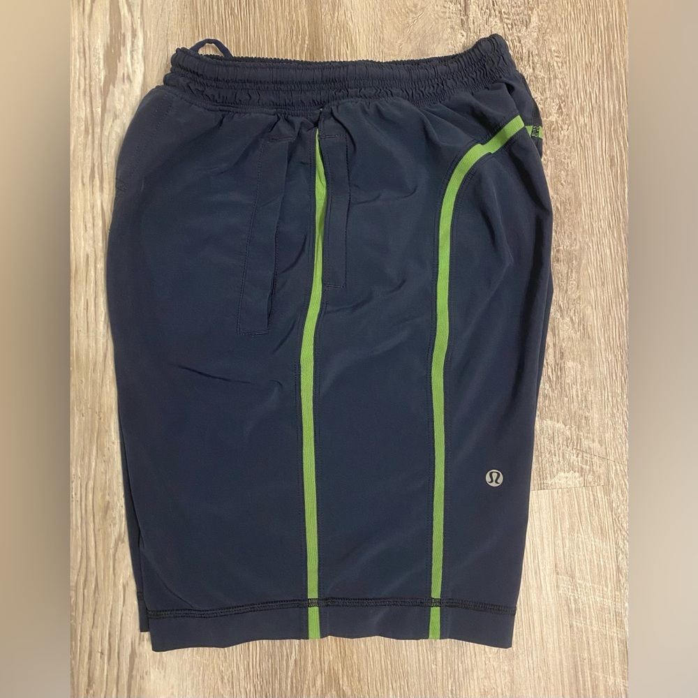 Lululemon Run Response Shorts in Blue. Lined. size S. There are three pockets.